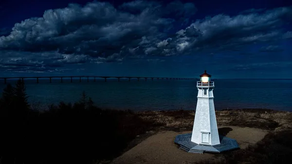 加拿大新不伦瑞克白色灯塔和联邦桥的黑暗镜头 — 图库照片