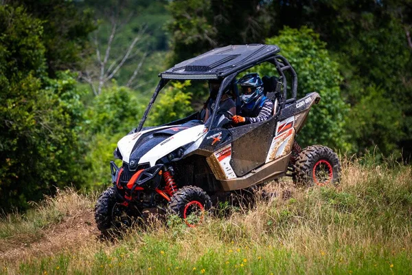 Primer Plano Los Conductores Vehículo Lado Lado Utv Una Pista — Foto de Stock