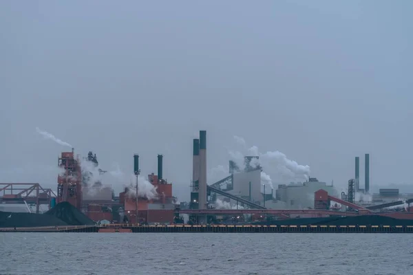 Вид Воздуха Промышленную Зону Химическими Дымовыми Трубами Возле Моря — стоковое фото