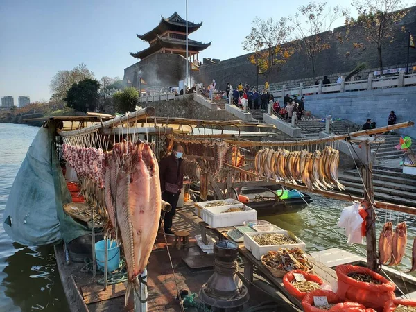 Eine Vielzahl Von Fisch Und Lebensmitteln Verkauft Asiatischen Hafen Mit — Stockfoto