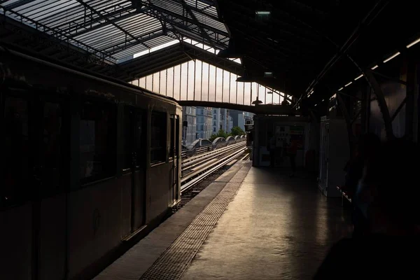 Поезд Прибывает Станцию — стоковое фото