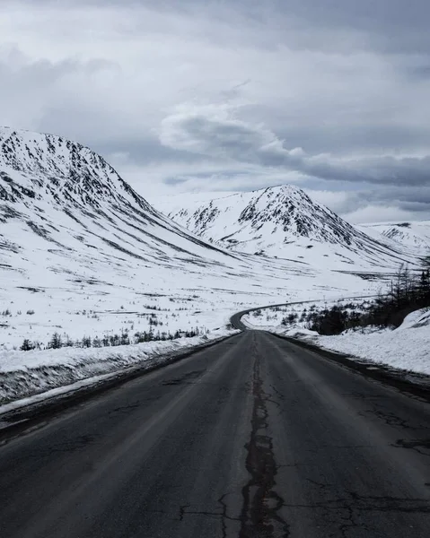 캐나다 뉴브런즈윅에 눈덮인 산들을 대항하는 도로를 수직으로 — 스톡 사진