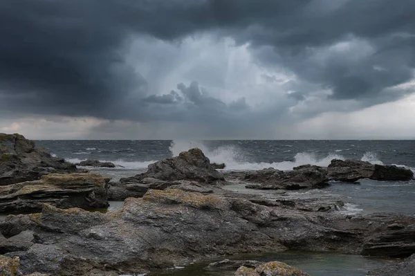 Bulutlu bir günde kayalık bir deniz kıyısı