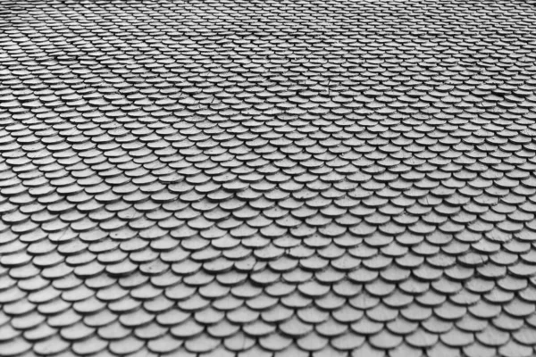 Kahverengi kiremitli çatının detaylarını yakından çek.