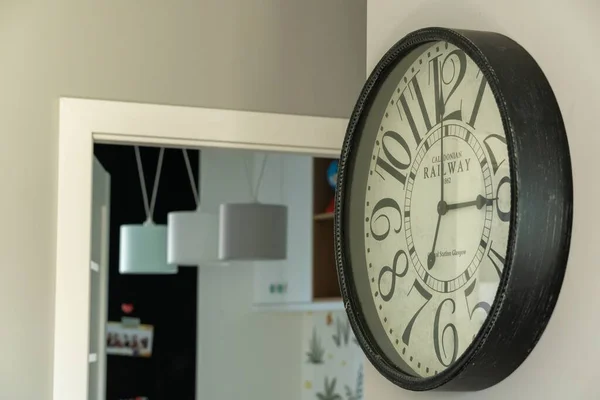 Enfoque Selectivo Colgar Reloj Madera Rústico Una Pared Habitación —  Fotos de Stock
