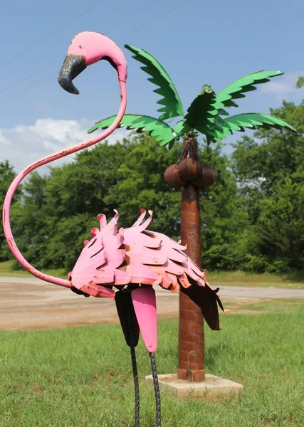 Vertical Shot Pink Flamingo Palm Tree Metal Ornaments Garden — Stock Photo, Image
