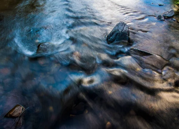 Close Água Rio Com Pedras Com Longa Exposição — Fotografia de Stock