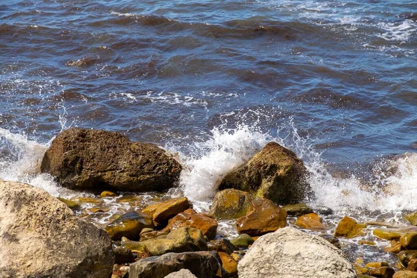 Deniz Dalgaları Kayalara Çarpıyor — Stok fotoğraf