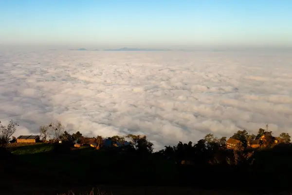 Утренний Рассвет Гора Покрыта Облаками — стоковое фото