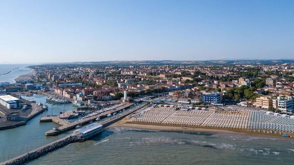 İtalya, Temmuz 2022: Denizi, plajları ve şemsiyeleriyle Fano şehrinin havadan görünüşü
