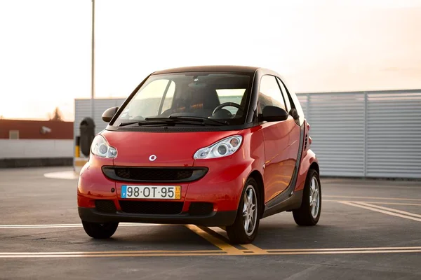 Een Rode Smart Fortwo Auto Geparkeerd Een Straat — Stockfoto