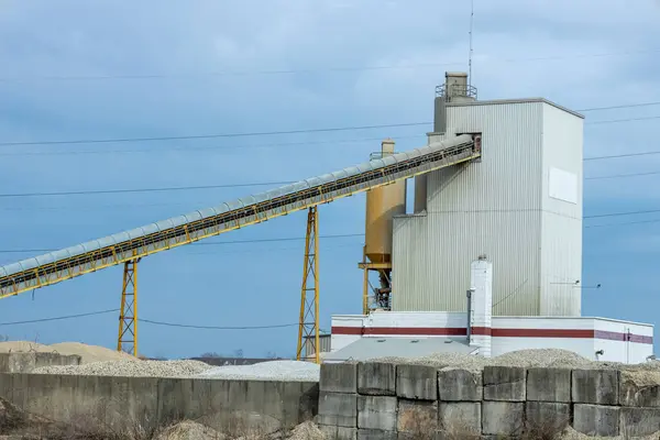 Mavi gökyüzü arka planına karşı bir kum değirmeni