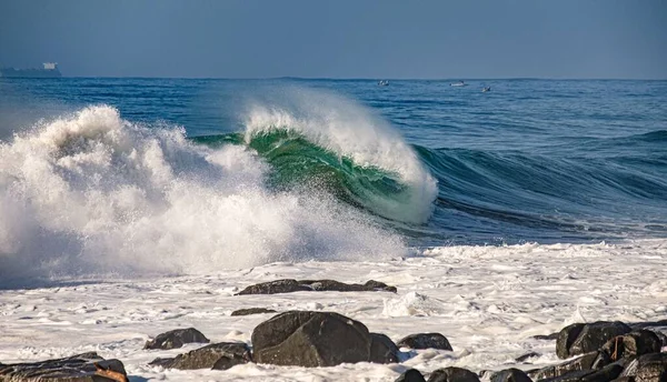 Велика Хвиля Ламається Білою Водою — стокове фото