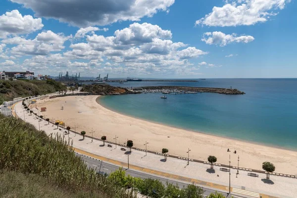 Güneşli bir günde Sines 'in sahil şeridinin yüksek açılı manzarası Praia Vasco da Gama