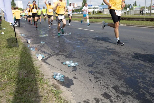 2022年于波兰波兹南举行的 生命之翼 世界赛跑的参加者的腿 — 图库照片