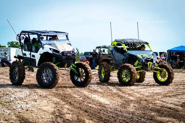 Pair Atvs People Driving Racing Dirty Muddy Field Rock Fest — Stock Photo, Image