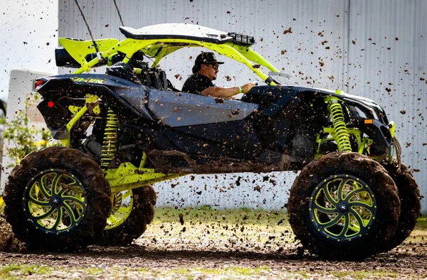 2020年岩石节 一位驾驶一辆绿色大型越野车被泥浆环绕的人 — 图库照片