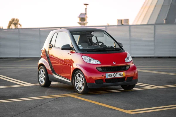 Czerwony Smart Fortwo Samochód Parkingu — Zdjęcie stockowe