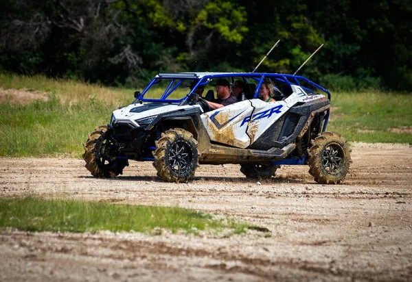 Atv Con Persone Che Guidano Corrono Campo Fangoso Sporco Rock — Foto Stock