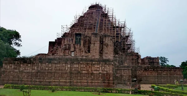 Ein Historisches Pyramidengebäude Während Der Restaurierung — Stockfoto