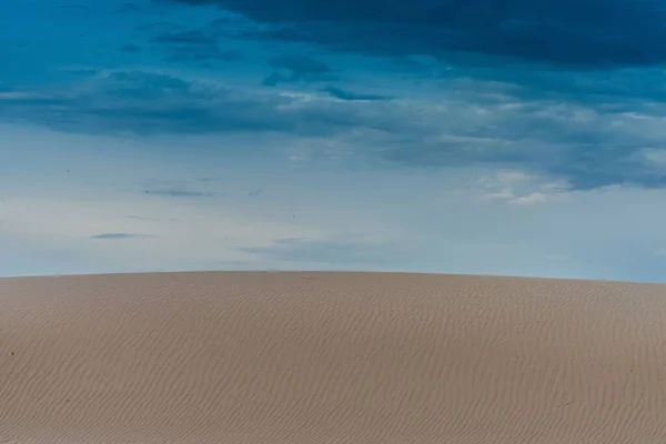 Belo Tiro Uma Areia Deserto Sob Céu Azul — Fotografia de Stock