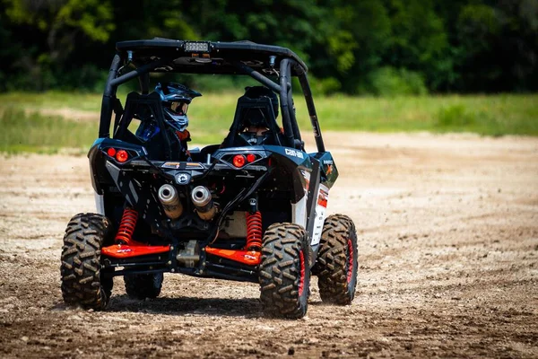 Een Atv Met Mensen Die Rondrijden Racen Een Vies Modderig — Stockfoto