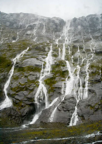 Vertikální Záběr Vodopádu Přes Skály — Stock fotografie