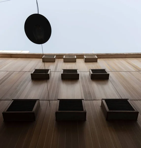 木の質感の正方形と長方形のパターンを持つ建物のローアングルショット — ストック写真