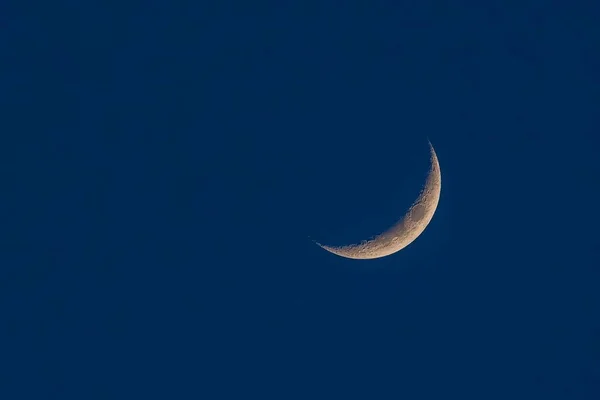 Uma Bela Vista Lua Crescente Cera Céu Azul Claro — Fotografia de Stock
