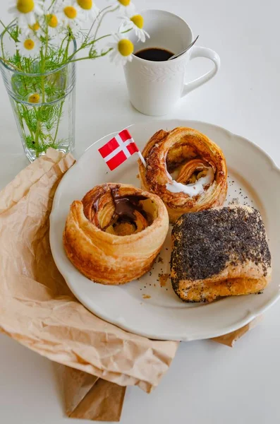 Dänisches Frühstücksgebäck Mit Tasse Kaffee — Stockfoto