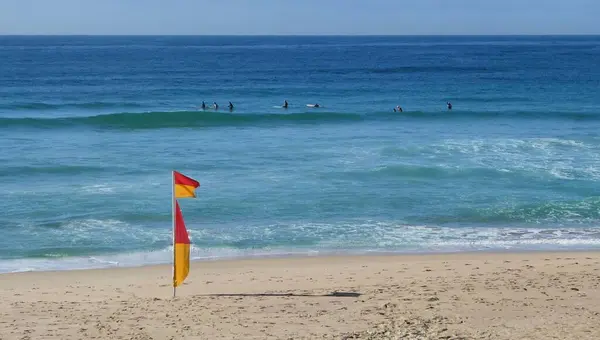 Uma Bandeira Praia Com Surfistas Água Fundo — Fotografia de Stock