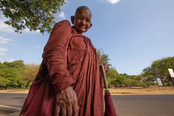 Ein Älterer Mönch Wartet Auf Den Bus — Stockfoto