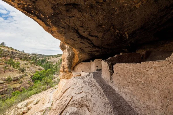 Gila Cliff Moradias Com Vista Para Desfiladeiro Abaixo — Fotografia de Stock
