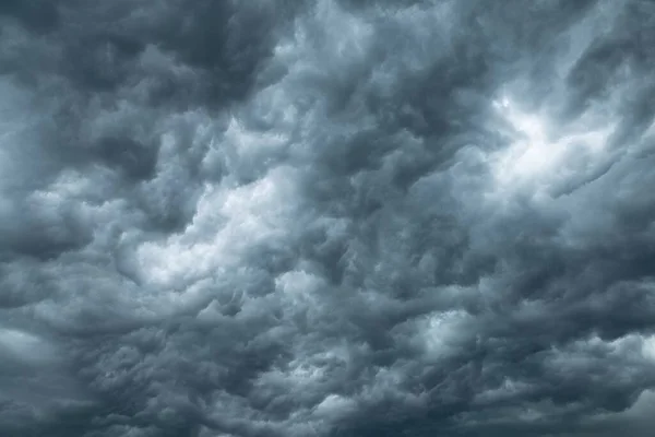 Δραματικά Μαύρα Σύννεφα Κοντά Πριν Από Μια Καταιγίδα Και Βαριά — Φωτογραφία Αρχείου