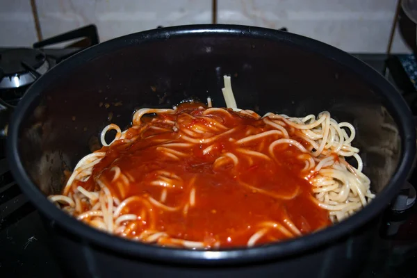 Närbild Läcker Spaghetti Med Röd Sås Tillagad Kruka — Stockfoto