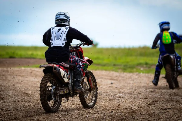 2020 페스트의 진흙투성이 들판에서 오토바이를 다니는 전문가 — 스톡 사진