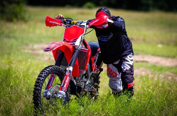 Une Personne Poussant Moto Rouge Sur Terrain Rock Fest 2020 — Photo