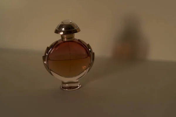 Close Frasco Perfume Dourado Contra Fundo — Fotografia de Stock