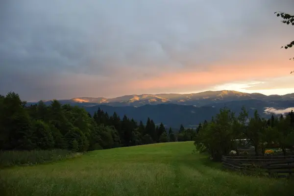 Beau Coucher Soleil Sur Les Montagnes Les Arbres Verts — Photo