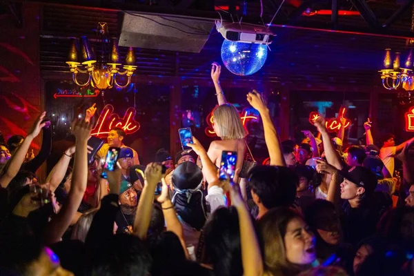 Menigte Van Mensen Feesten Reserve Liquor Lounge Bar Gelegen Pasig — Stockfoto