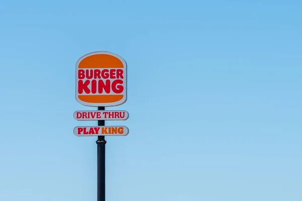 Das Burger King Logo Auf Einer Säule Vor Blauem Hintergrund — Stockfoto
