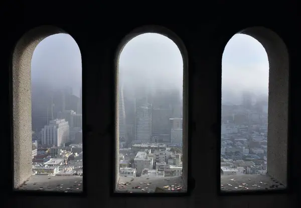 Belvárosban Egy Ködös Reggelen Három Keretezi — Stock Fotó
