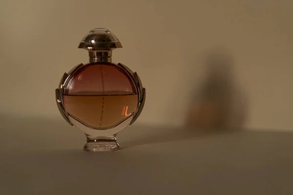 Primer Plano Frasco Perfume Dorado Sobre Fondo Desnudo — Foto de Stock