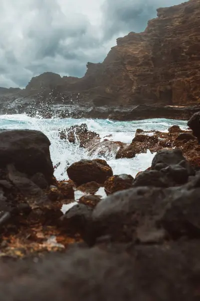 Uma Vista Das Ondas Que Atingem Praia Rochosa Dia Nublado — Fotografia de Stock