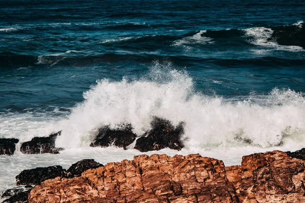 Malowniczy Widok Fale Rozbijające Się Skałach Wschodnim Wybrzeżu Rpa — Zdjęcie stockowe