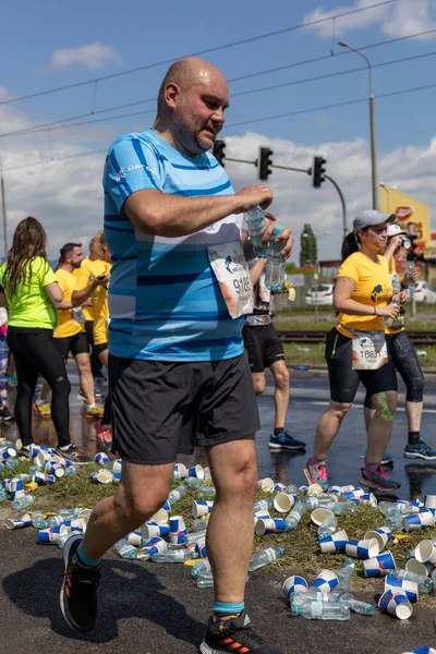 Wings Life World Run Mavi Gömlekli Bir Erkek Koşucu — Stok fotoğraf