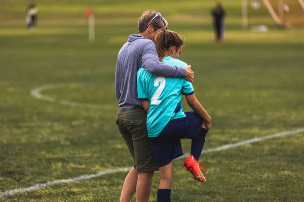 Yaralı Oyuncunun Genç Futbol Maçı Nda Yürümesine Yardımcı Olan Bayan — Stok fotoğraf