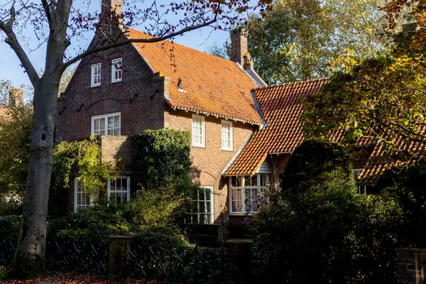 Grote Nederlandse Bakstenen Buitengevel Van Statig Huis Omgeven Door Herfstkleuren — Stockfoto