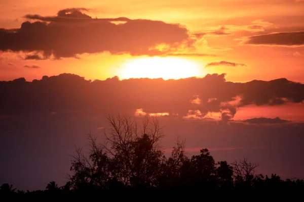 Sol Gömmer Sig Bakom Molnen Sommar Solnedgång Himmel — Stockfoto