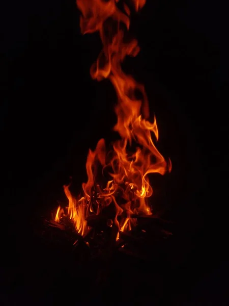 Ett Vertikalt Skott Brinnande Eld — Stockfoto